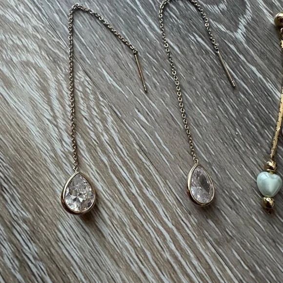 Pair of gold tone dangle earrings with pearls and glass stones - Picture 2 of 5